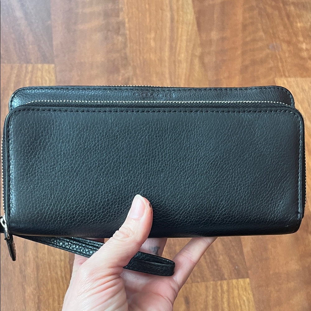 EUC Classic vintage Coach Black pebbled soft Leather Zip Around Wallet - Picture 3 of 16